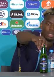 Paul Pogba schuift flesje Heineken weg tijdens persconferentie