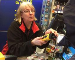 Supermarkten Wales laten klanten blazen